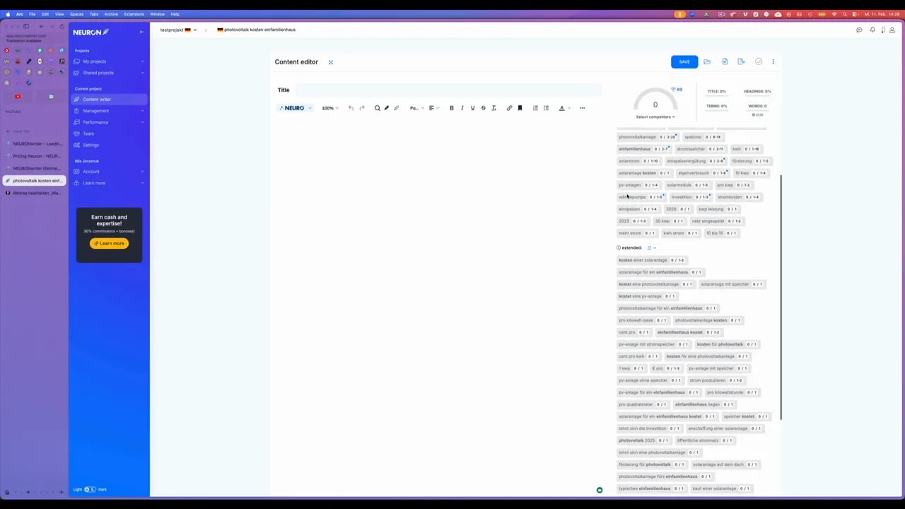 Klarer Screenshot des NeuronWriter Content Editors mit deutlich lesbaren Basic- und Extended-NLP-Keyword-Tags auf der rechten Seite