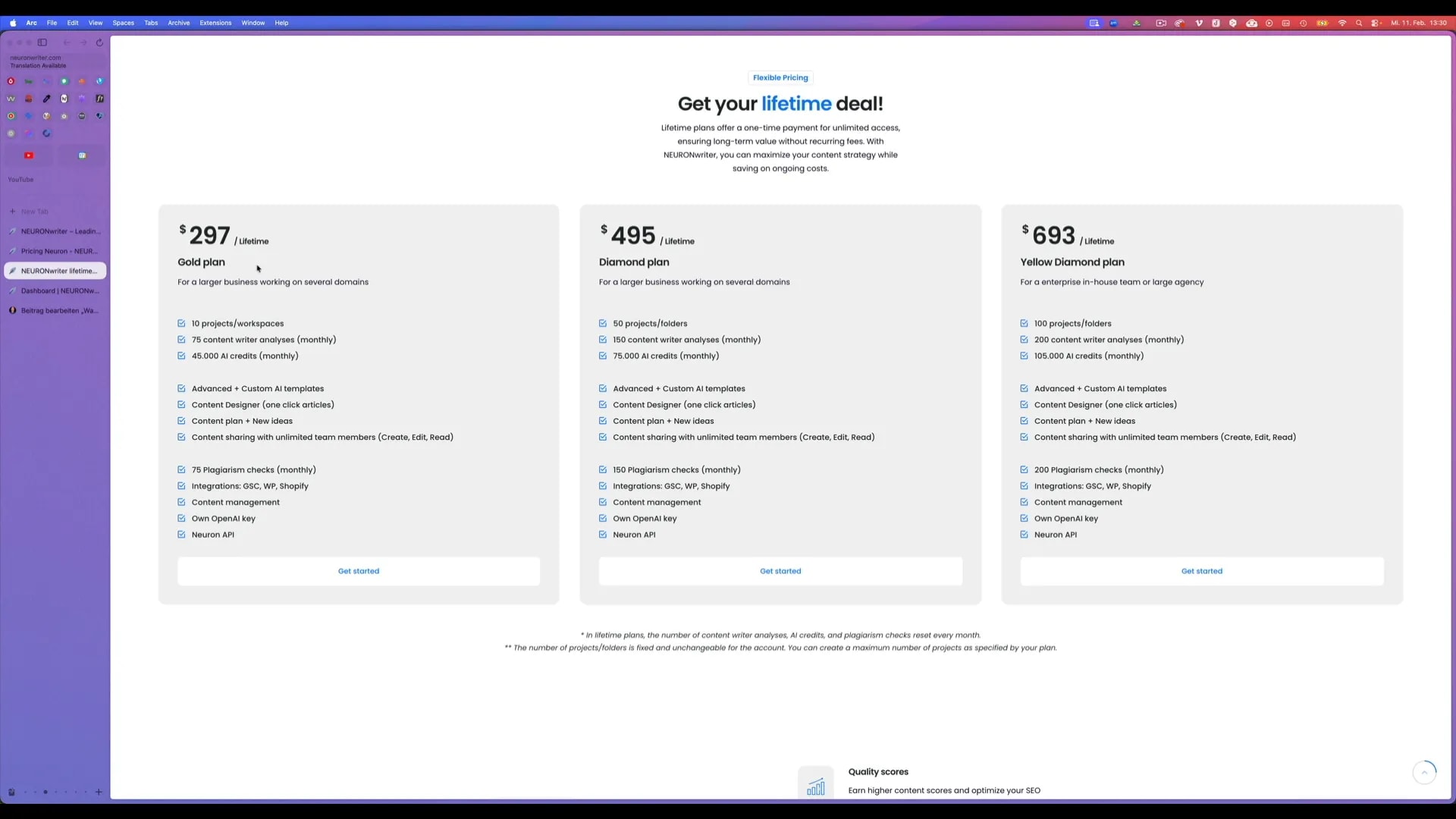 NeuronWriter Editor Bildschirm mit SEO-Score, NLP-Keywords und hervorgehobenen Textabschnitten