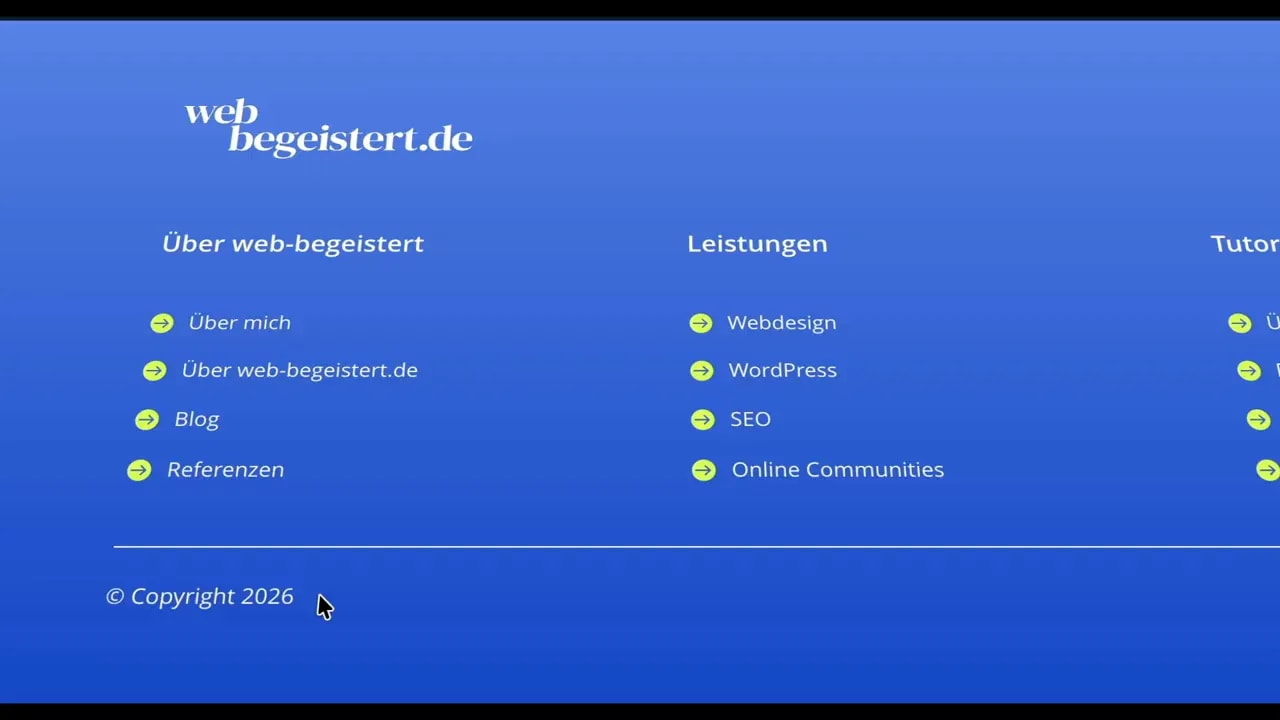 Divi Theme Builder: blaues Footer-Header mit ausgewähltem Logo links und farbigen Social-Icons rechts, Einstellungen im Seitenpanel