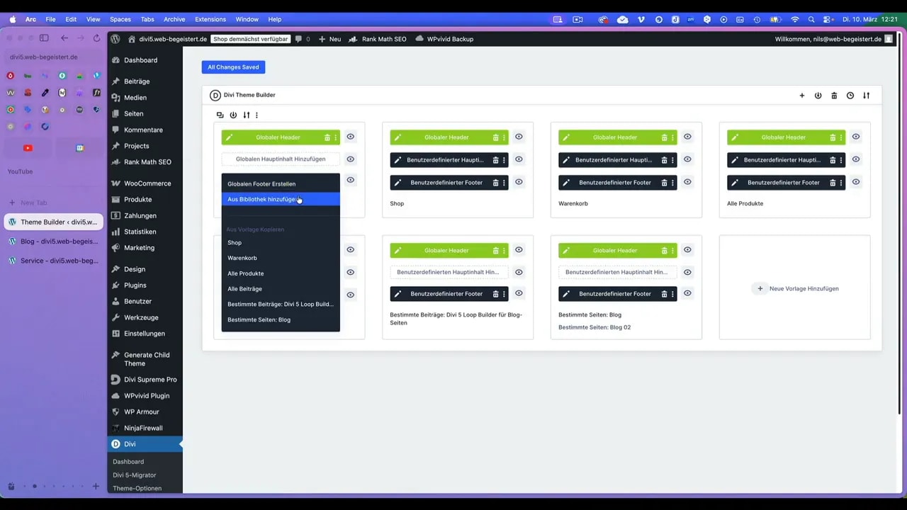 Divi Theme Builder Interface mit sichtbaren Template-Kacheln, Anzeige von 'Globaler Header' und 'Benutzerdefinierter Footer' (klare, scharfe Ansicht)